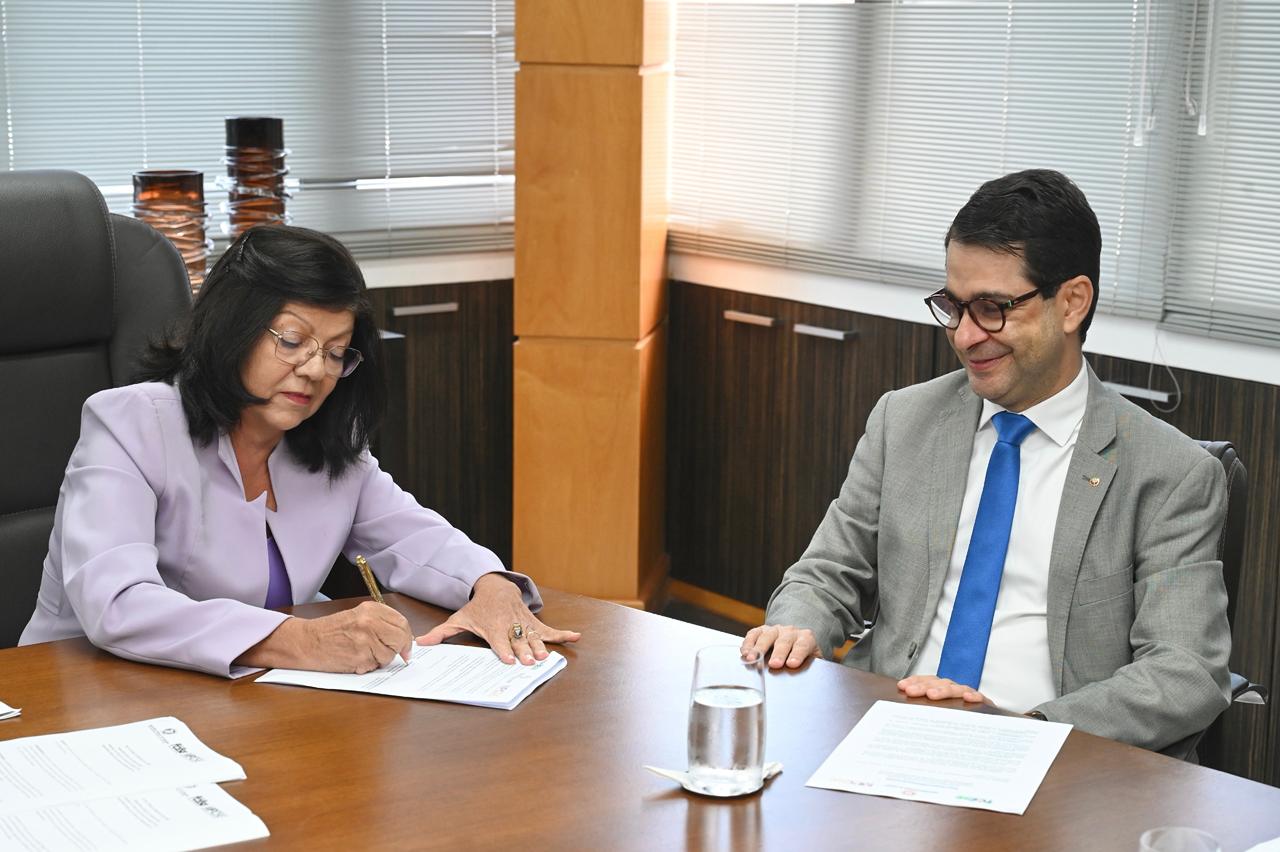 ASSINATURA NOTA TÉC_FOTO_MARCELLE CRISTINE.jpg